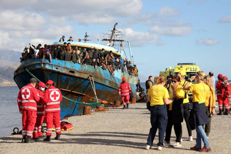 وفاة مهاجر وإنقاذ 18 شخصًا قبالة جزيرة يونانية