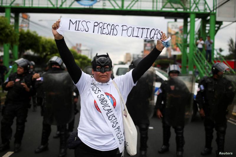 السلفادور تستضيف مسابقة ملكة جمال الكون وسط تنديد محتجين
