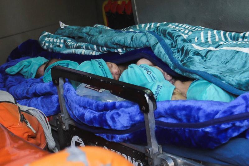 12 من الأطفال الخدج ممن أجلوا من غزة نقلوا جوا إلى القاهرة