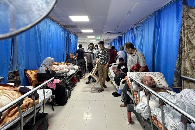 خاص- في مستشفى بغزة.. قابلة تضع مولودة ومتطوعون يعتنون بالموتى