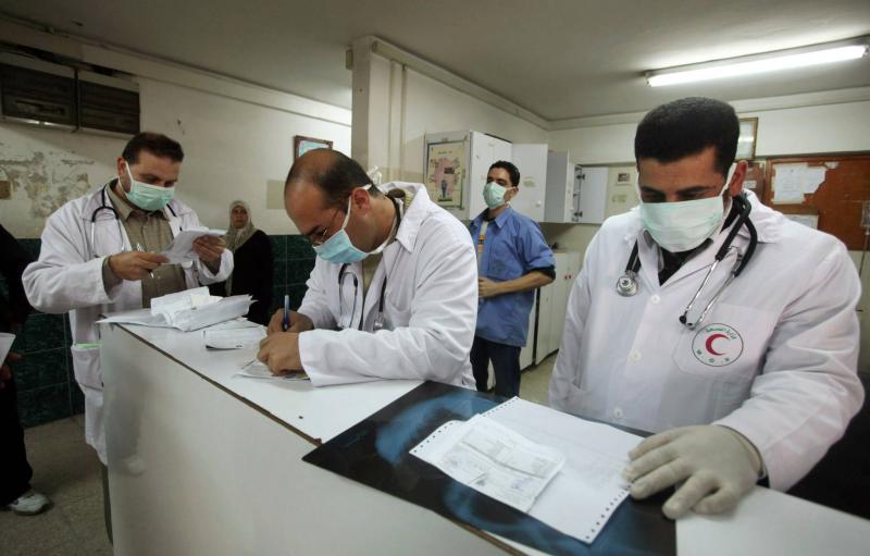 طبيب في مستشفى الشفاء: العاملون يحتمون من إطلاق نار خلال مداهمة إسرائيلية