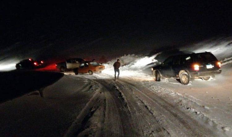 إنقاذ 6 أشخاص احتجزتهم الثلوج داخل سيارتين على طريق الأرز - عيناتا