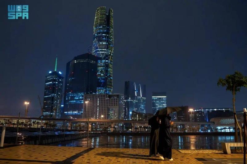 بالصور والفيديو- الرياض تستيقظ على وقع الأمطار الغزيرة