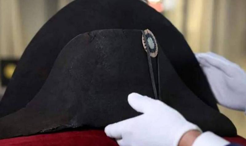 بيع إحدى قبعات نابليون نظير 2.1 مليون دولار في مزاد بباريس