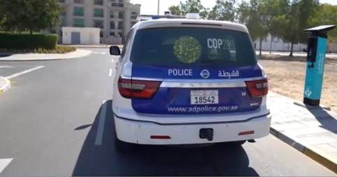 دوريات شرطة أبوظبي تتزين بشعار  