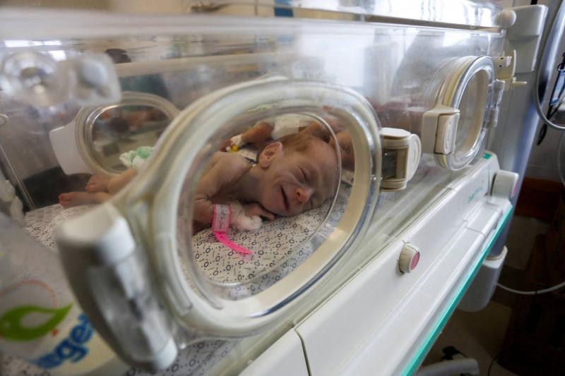 بعد إنقاذه من مستشفى الشفاء في غزة.. الرضيع أنس يعود إلى حضن أمه