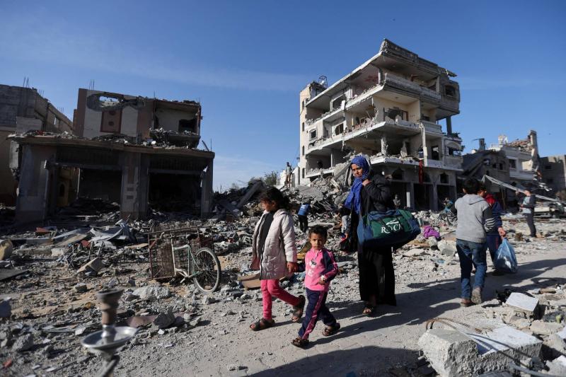 نازحون فلسطينيون يسعون للعودة إلى شمالي غزة