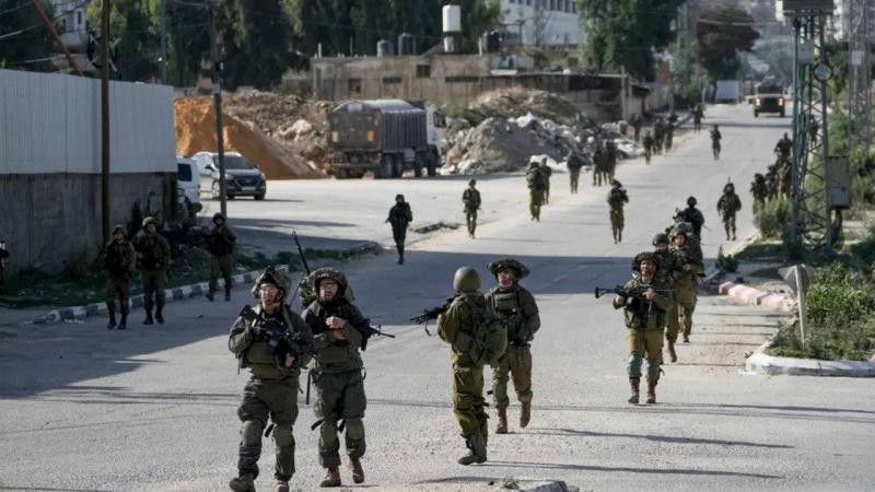 قوات إسرائيلية تقتحم مخيمات في الضفة الغربية وتعتقل العشرات