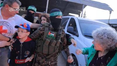 فيديو يوثق تسليم القسام الدفعة الأولى من الرهائن لديها في قطاع غزة