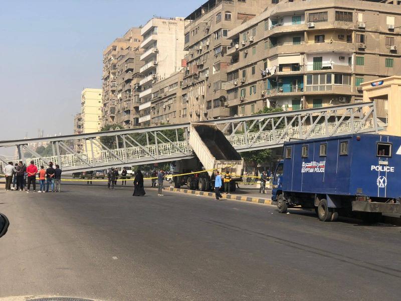 بالفيديو.. انهيار جسر للمشاة في مصر