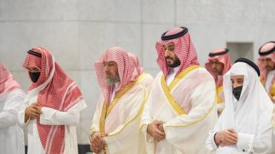 ولي العهد السعودي يؤدي صلاة الميت على عمه