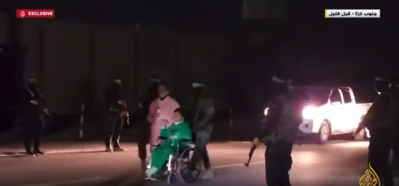 الصورة الأولى للافراج عن الرهائن الإسرائيليين في خان يونس قبيل تسليمهم الى الصليب الأحمر