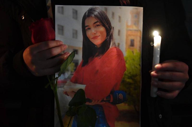 زملاء فرح عمر في كلية الإعلام يضيئون الشموع في ذكرى اسبوع على إستشهادها