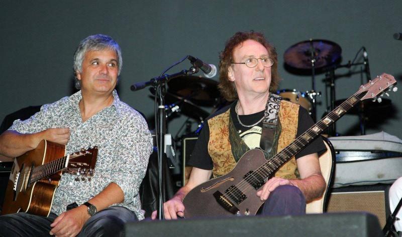 وفاة عازف الغيتار البريطاني ديني لاين عن 79 عاماً