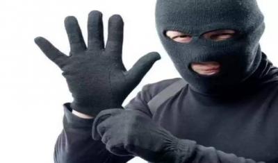 بالصور.. سرقا لوحات إعلانية وحققا مكاسب مالية كبيرة