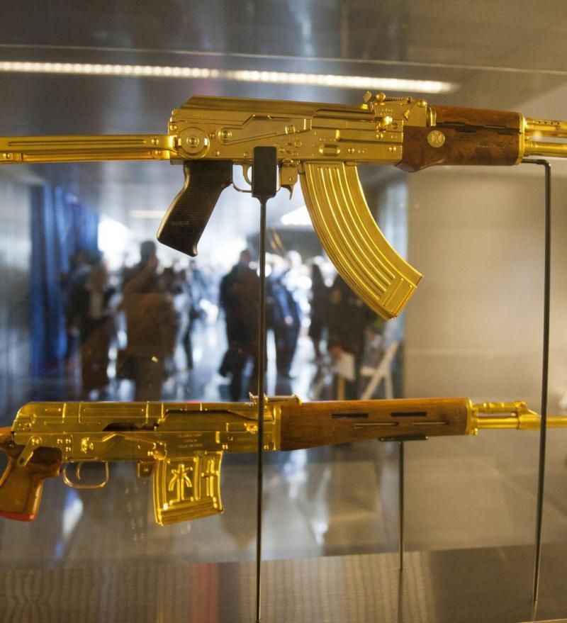 بندقية صدام حسين في معرض ببريطانيا لأول مرة منذ اختفائها