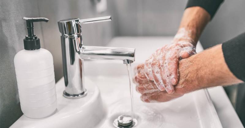 كم من الوقت يجب أن يستمر غسل اليدين؟
