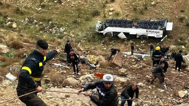 مأساة حافلة تودي بحياة 5 طلاب في الأردن