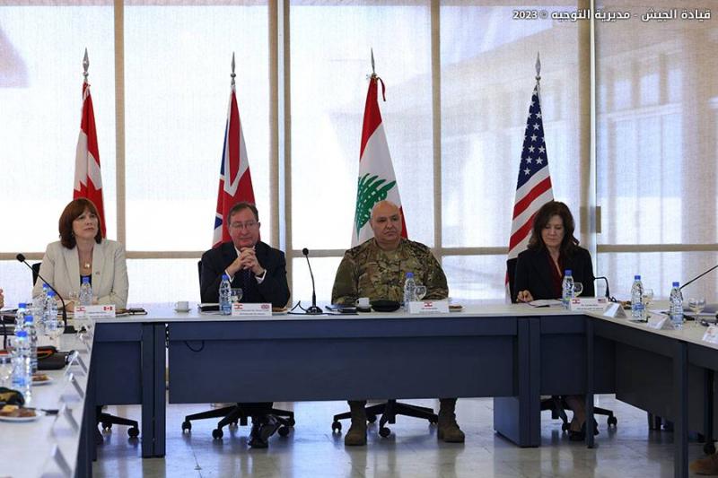 اجتماع قائد الجيش مع لجنة الإشراف العليا على برنامج المساعدات لحماية الحدود البرية