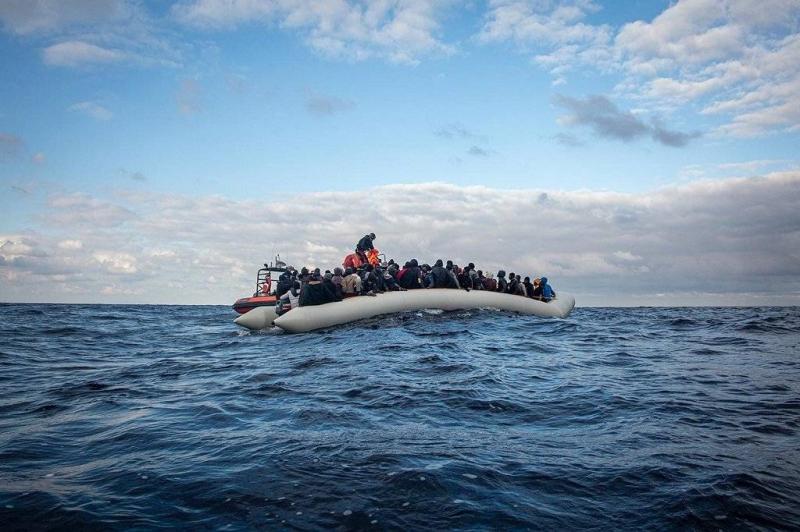 مقتل 61 مهاجرا بينهم نساء وأطفال بعد غرق قارب قبالة سواحل ليبيا