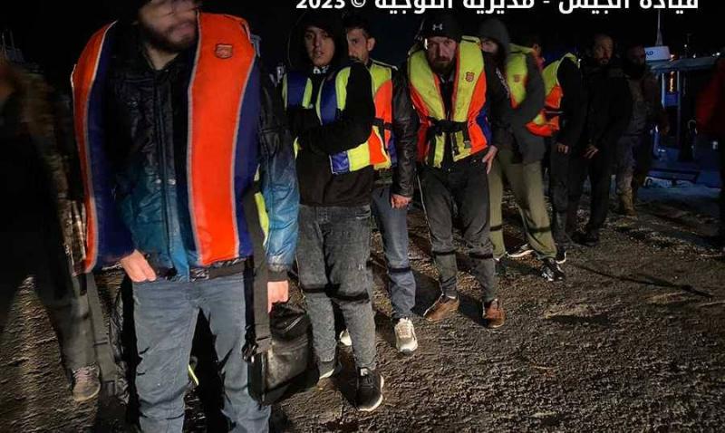 بالصور- إنقاذ 51 شخصًا أثناء محاولة تهريبهم على متن مركب مقابل شاطىء طرابلس