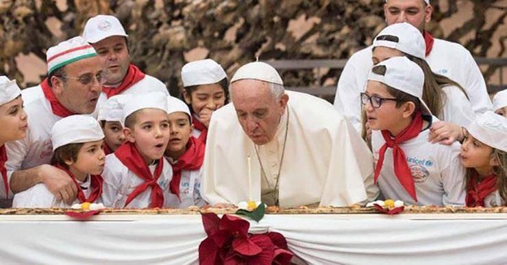 أطفال يحتفلون مع البابا فرنسيس بعيد ميلاده السابع والثمانين