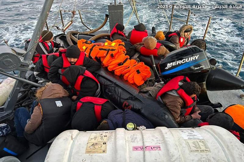 إنقاذ مركب على متنه 54 شخصًا في طرابلس