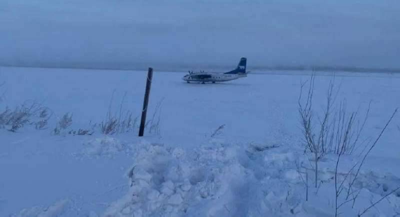 طائرة روسية تهبط بالخطأ فوق نهر متجمد
