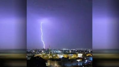 برق يضيء سماء المسجد النبوي وأمطار المدينة المنورة- فيديو