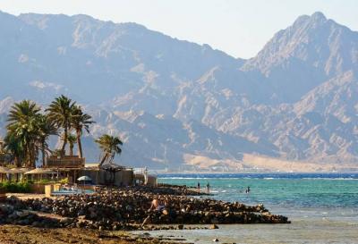 دوي انفجارات وإسقاط جسم طائر في سماء مدينة مصرية (فيديو)