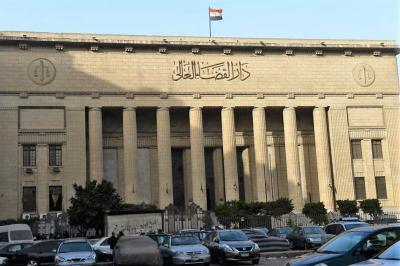 طبيب يصور ضحاياه بأوضاع مخلة