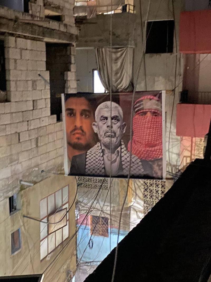 السنوار والضيف وأبو عبيدة.. في مخيم البداوي شمالي لبنان