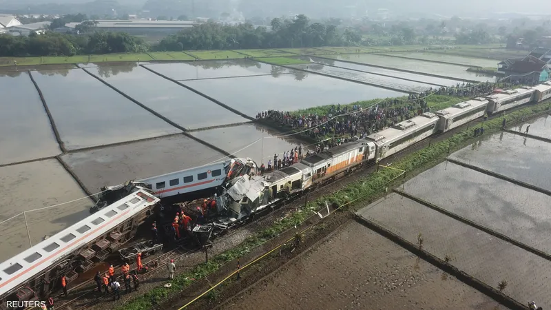 بالفيديو- مقتل 3 وإصابة 28 في تصادم قطاري ركاب في إندونيسيا