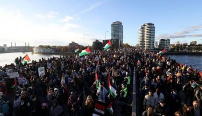 محتجون مؤيدون لفلسطين يغلقون طرقا في بريطانيا