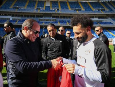 السيسي يزور تدريبات منتخب مصر.. وهدّية من محمد صلاح!