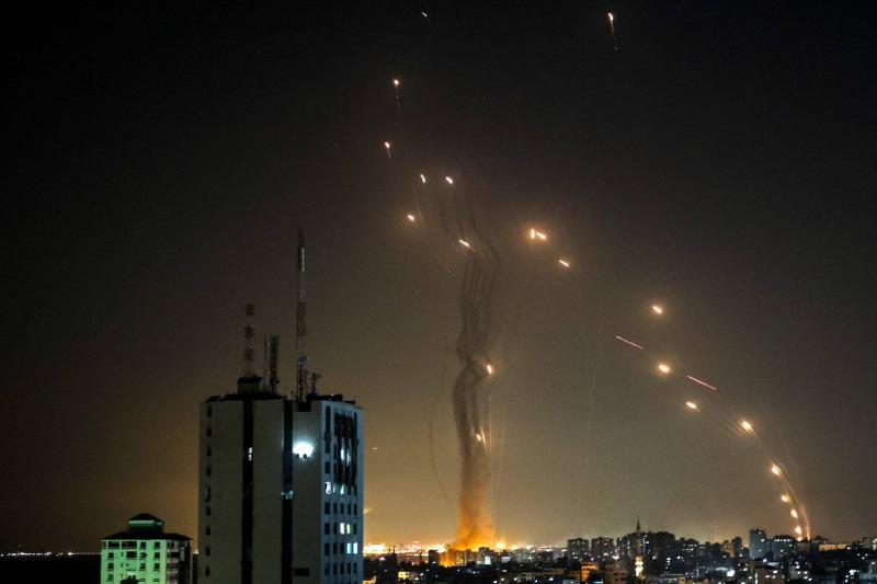 انطلاق صفارات الإنذار في وسط إسرائيل مع إطلاق حماس وابلا من الصواريخ