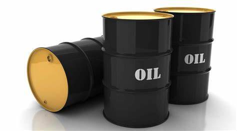 النفط يرتفع دولارا واحدا والأنظار على أزمة الشرق الأوسط