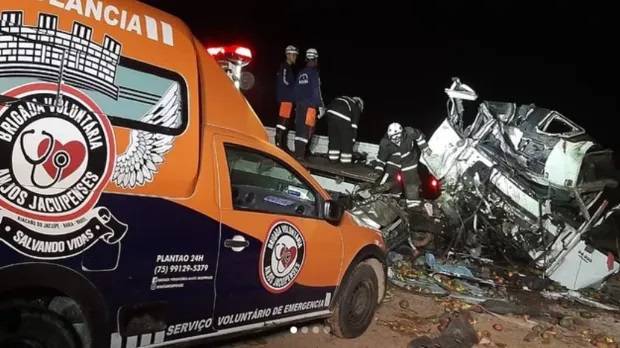 25 قتيلًا بحادث بين حافلة وشاحنة في البرازيل