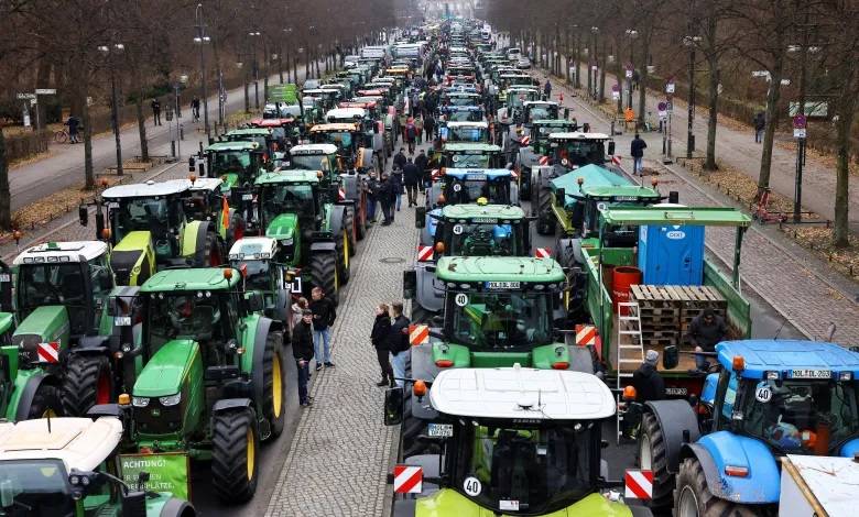 بالفيديو.. مزارعو ألمانيا يحتجون ضد حكومتهم