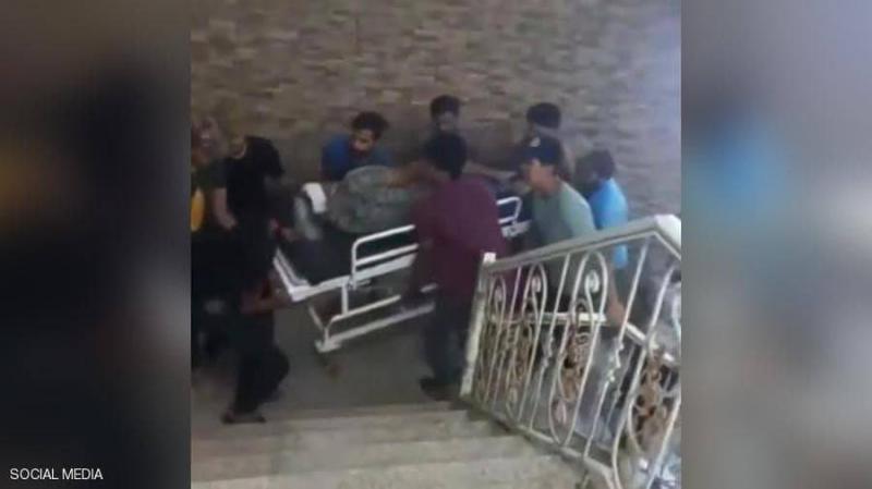 فيديو يرصد الوضع الطبي المأساوي في العراق.. حملوه بسريره على السلالم داخل المستشفى