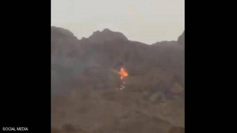فيديو.. صاعقة رعدية تشعل النيران في جبل 