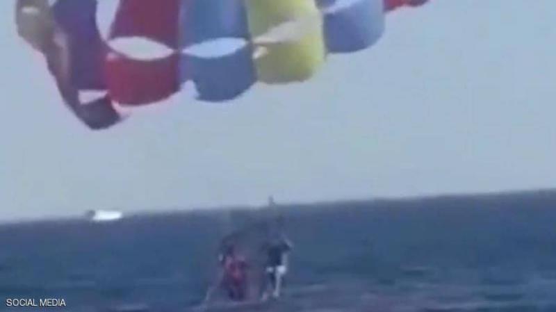 بالفيديو: على طريقة الرسوم المتحركة.. قرش يستقبل مظليًا أردنيًا في البحر الأحمر