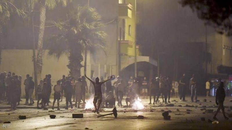 ليلة عنيفة من المواجهات بين شبان ورجال الشرطة في تونس