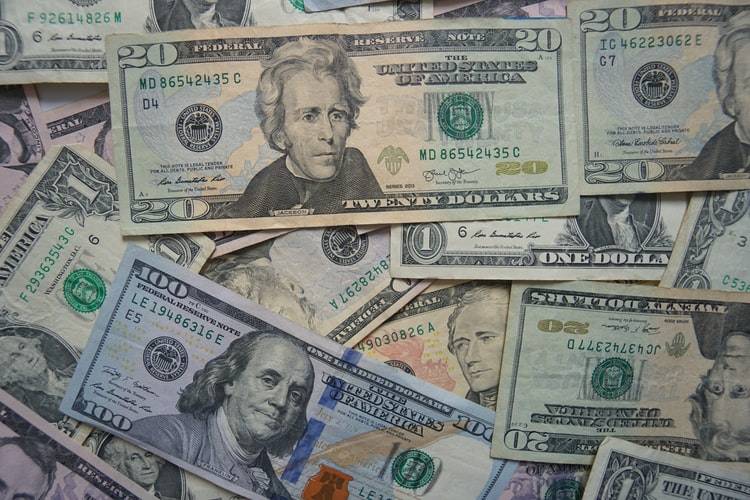 الدولار يتكبد خسائر بعد تعليقات تميل إلى التيسير النقدي من باول