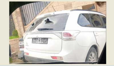 لبنان.. طالب يحطّم زجاج سيارة المدير