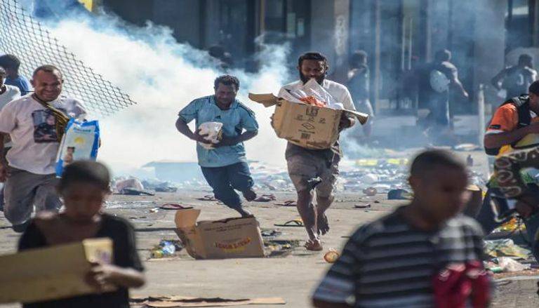 15 قتيلا في بابوا غينيا الجديدة وسط أعمال نهب إثر إضراب للشرطة