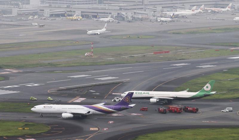 بالفيديو.. اصطدام بين طائرتين في مطار ياباني