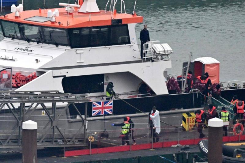 وفاة 4 مهاجرين أثناء محاولتهم عبور القنال الإنكليزي