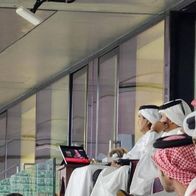 الشيخ حمد بن خليفة آل ثاني يستمع لخطاب أبو عبيدة أثناء مباراة فلسطين وإيران