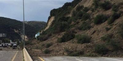 بالفيديو- إنزلاق التربة والصخور على أتوستراد شكا